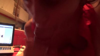 Colegiala chupa la polla de su hermano mientras no hay nadie en casa