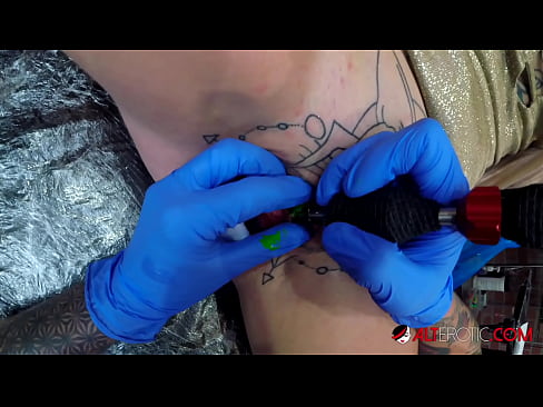 ❤️ Extremadamente tatuado hottie Sully Savage consiguió un tatuaje en su clítoris ☑ Follar en es.yh9n.top ❌️
